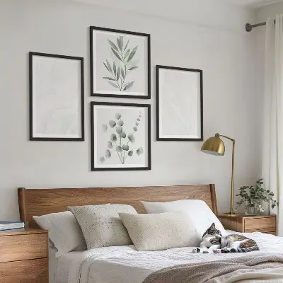 Composição de quadros com estrutura de mármore e galhos em tons pastel