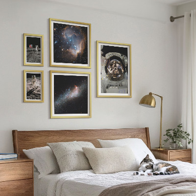 Conjunto de 5 quadros com moldura Astronautas pousando na Lua