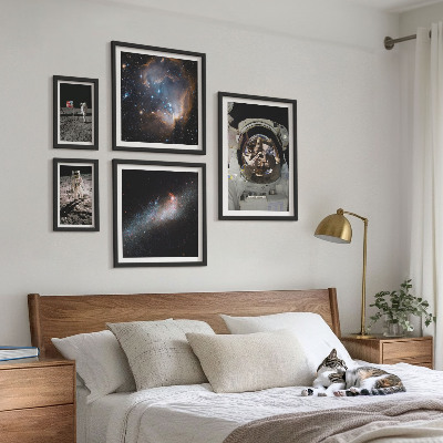 Conjunto de 5 quadros com moldura Astronautas pousando na Lua