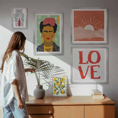 Parede galeria de quadros mulher com flores em estilo boho