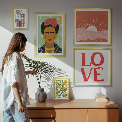 Parede galeria de quadros mulher com flores em estilo boho