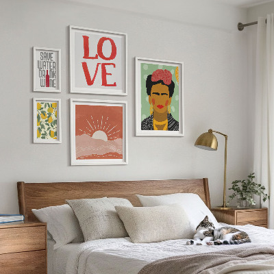 Parede galeria de quadros mulher com flores em estilo boho