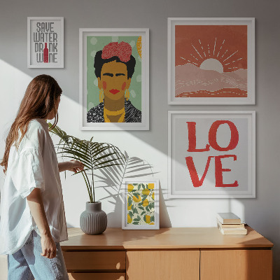 Parede galeria de quadros mulher com flores em estilo boho