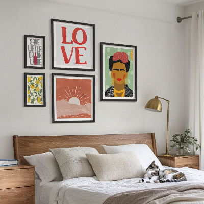 Parede galeria de quadros mulher com flores em estilo boho