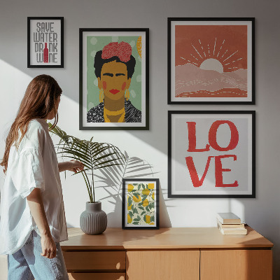 Parede galeria de quadros mulher com flores em estilo boho