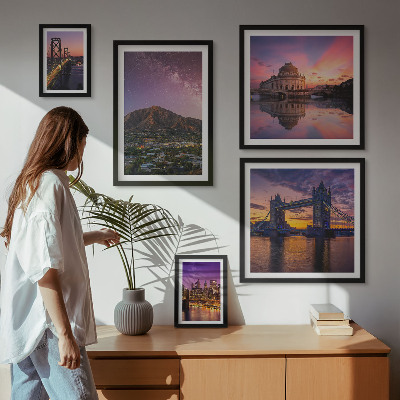 Parede galeria de quadros Paisagens de cidades montanhosas à noite.