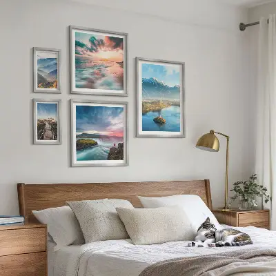 Galeria de parede com paisagens de montanhas e cachoeiras
