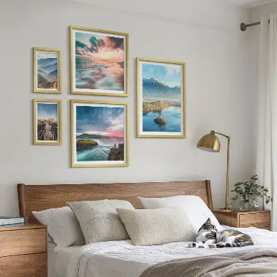 Galeria de parede com paisagens de montanhas e cachoeiras