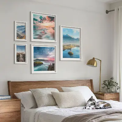 Galeria de parede com paisagens de montanhas e cachoeiras