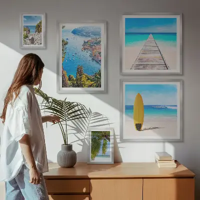 Galeria de parede com paisagens litorâneas e praias