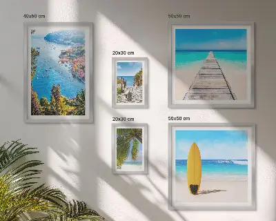 Galeria de parede com paisagens litorâneas e praias