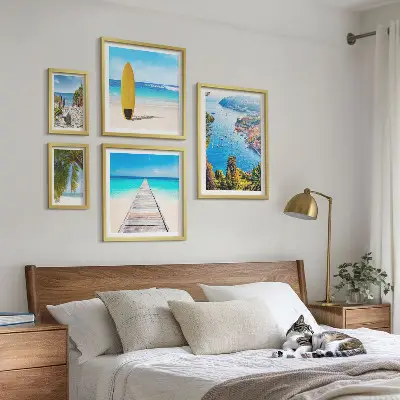 Galeria de parede com paisagens litorâneas e praias