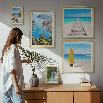 Galeria de parede com paisagens litorâneas e praias