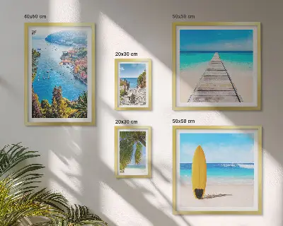 Galeria de parede com paisagens litorâneas e praias