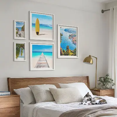 Galeria de parede com paisagens litorâneas e praias