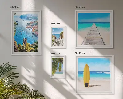 Galeria de parede com paisagens litorâneas e praias
