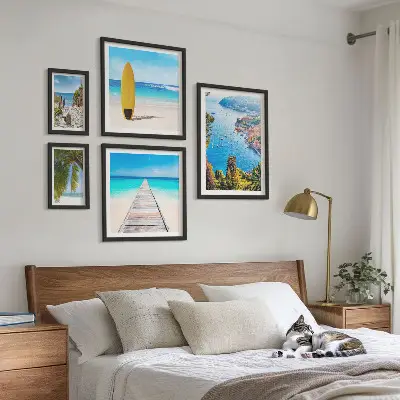 Galeria de parede com paisagens litorâneas e praias