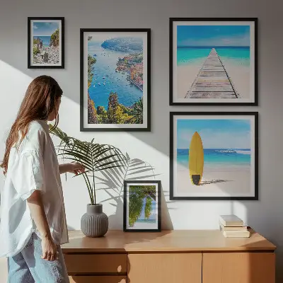 Galeria de parede com paisagens litorâneas e praias