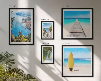 Galeria de parede com paisagens litorâneas e praias