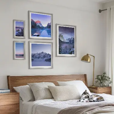 Galeria de parede com paisagens de montanhas, lagos e florestas