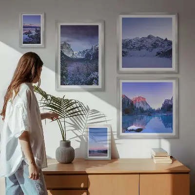 Galeria de parede com paisagens de montanhas, lagos e florestas