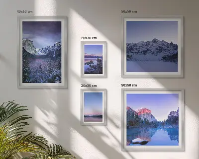 Galeria de parede com paisagens de montanhas, lagos e florestas