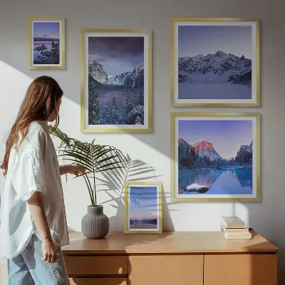 Galeria de parede com paisagens de montanhas, lagos e florestas