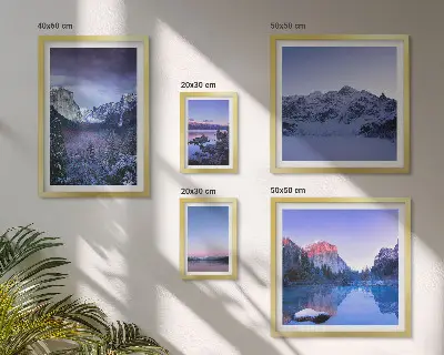 Galeria de parede com paisagens de montanhas, lagos e florestas