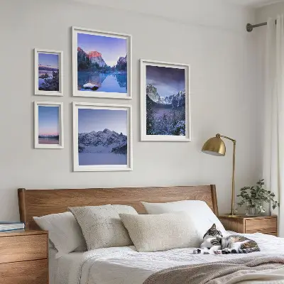 Galeria de parede com paisagens de montanhas, lagos e florestas