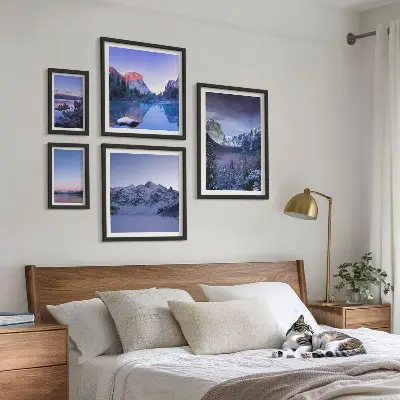 Galeria de parede com paisagens de montanhas, lagos e florestas