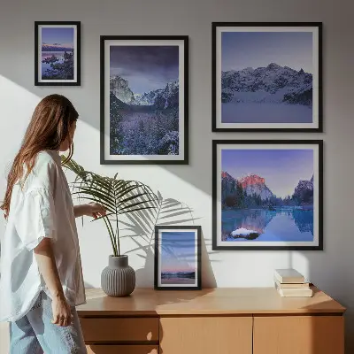 Galeria de parede com paisagens de montanhas, lagos e florestas