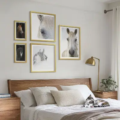 Galeria de quadros de parede com retratos de cavalos em estilos artísticos