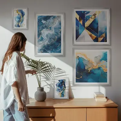 Conjunto de 5 quadros decorativos com composições abstratas em azul