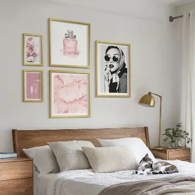 Galeria de parede com detalhes elegantes em rosa