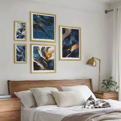 Galeria de quadros para parede com padrões abstratos em azul