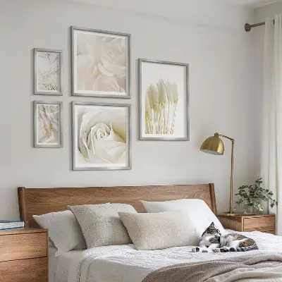 Conjunto de 5 quadros com moldura com detalhes em mármore rosa e branco