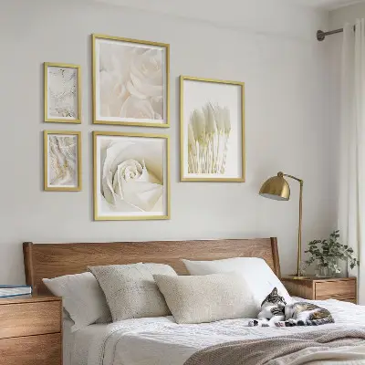 Conjunto de 5 quadros com moldura com detalhes em mármore rosa e branco
