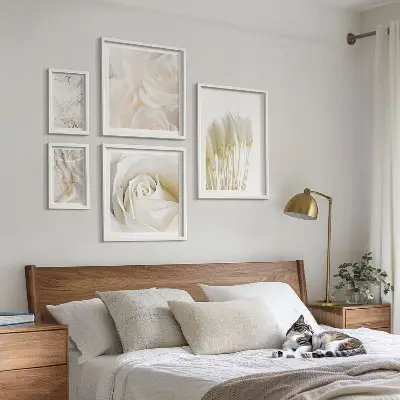 Conjunto de 5 quadros com moldura com detalhes em mármore rosa e branco