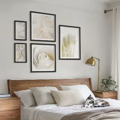 Conjunto de 5 quadros com moldura com detalhes em mármore rosa e branco