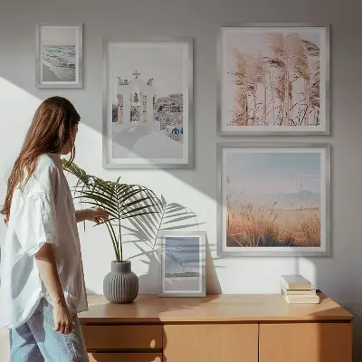 Galeria de quadros de parede com paisagens litorâneas elegantes