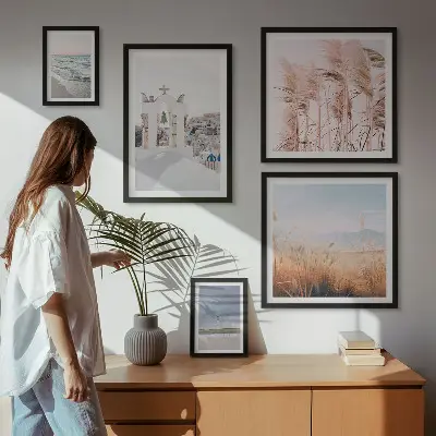 Galeria de quadros de parede com paisagens litorâneas elegantes