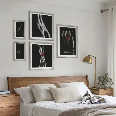 Galeria de parede com detalhes elegantes em preto e vermelho