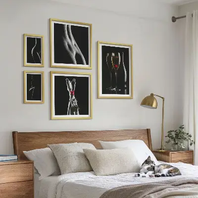 Galeria de parede com detalhes elegantes em preto e vermelho