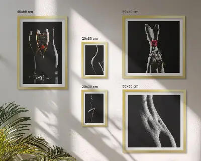 Galeria de parede com detalhes elegantes em preto e vermelho