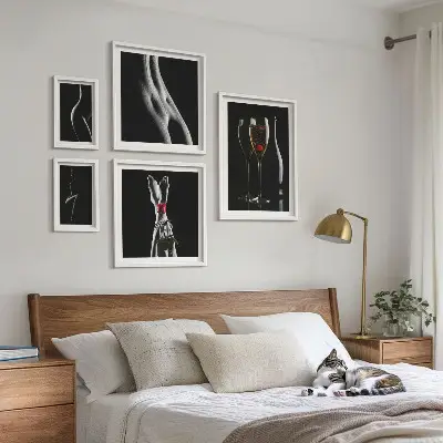 Galeria de parede com detalhes elegantes em preto e vermelho