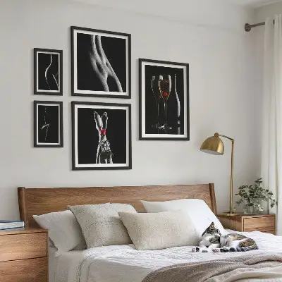 Galeria de parede com detalhes elegantes em preto e vermelho