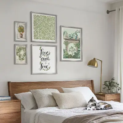 Galeria de parede com detalhes boho e motivos de plantas