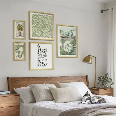 Galeria de parede com detalhes boho e motivos de plantas