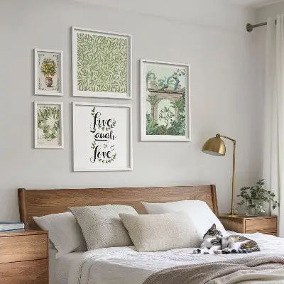 Galeria de parede com detalhes boho e motivos de plantas