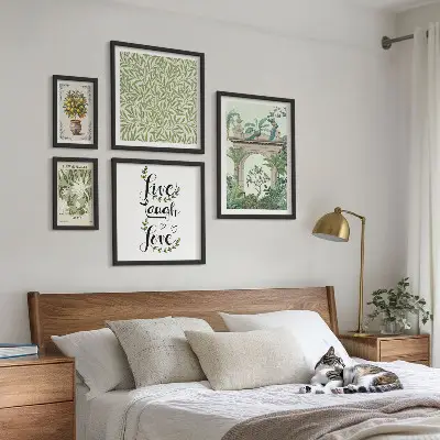 Galeria de parede com detalhes boho e motivos de plantas